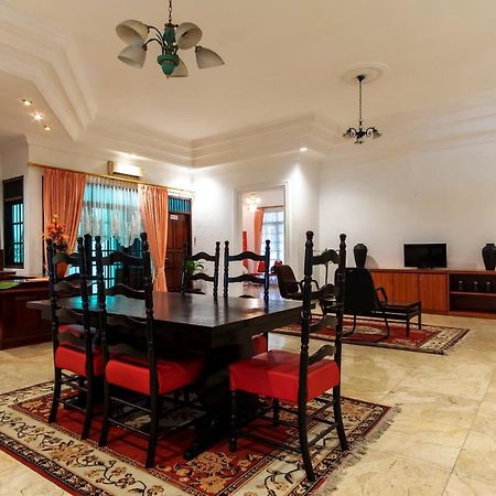 Oyo Living 2843 Raz House Syariah Hotel Medan Luaran gambar