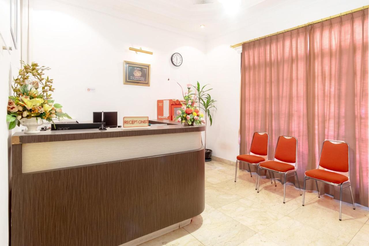 Oyo Living 2843 Raz House Syariah Hotel Medan Luaran gambar