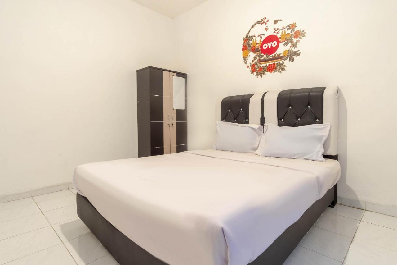 Oyo Living 2843 Raz House Syariah Hotel Medan Luaran gambar
