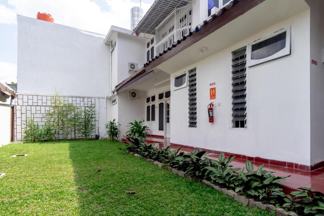 Oyo Living 2843 Raz House Syariah Hotel Medan Luaran gambar