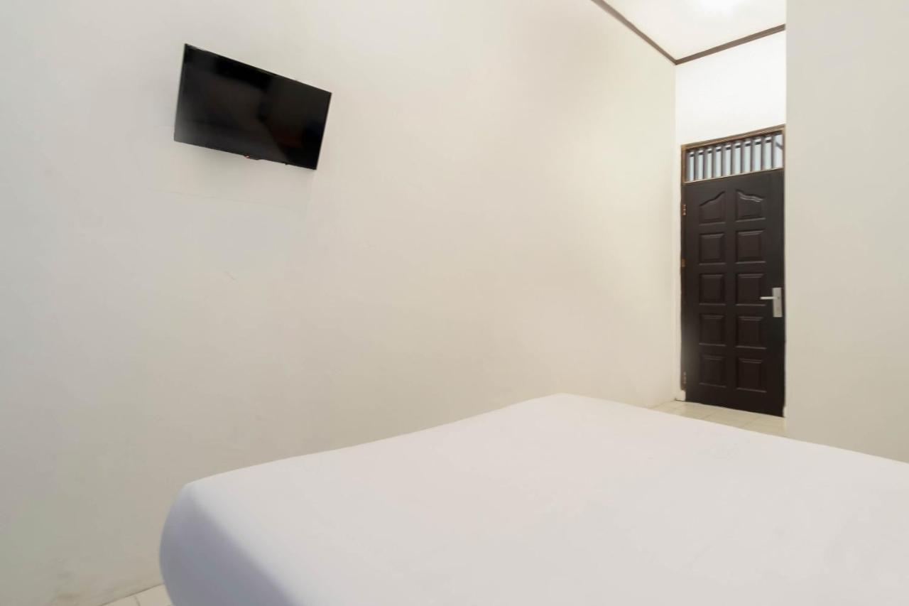 Oyo Living 2843 Raz House Syariah Hotel Medan Luaran gambar