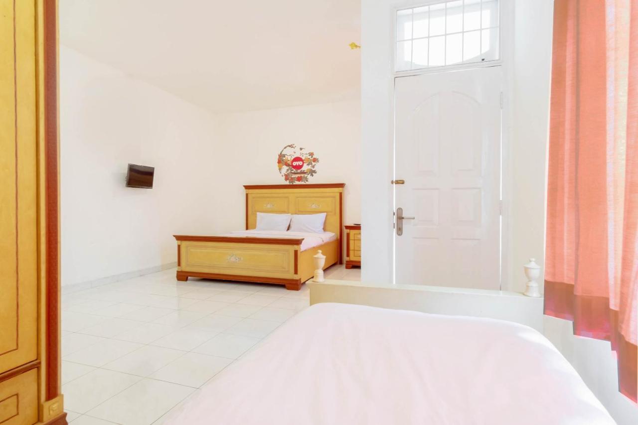 Oyo Living 2843 Raz House Syariah Hotel Medan Luaran gambar