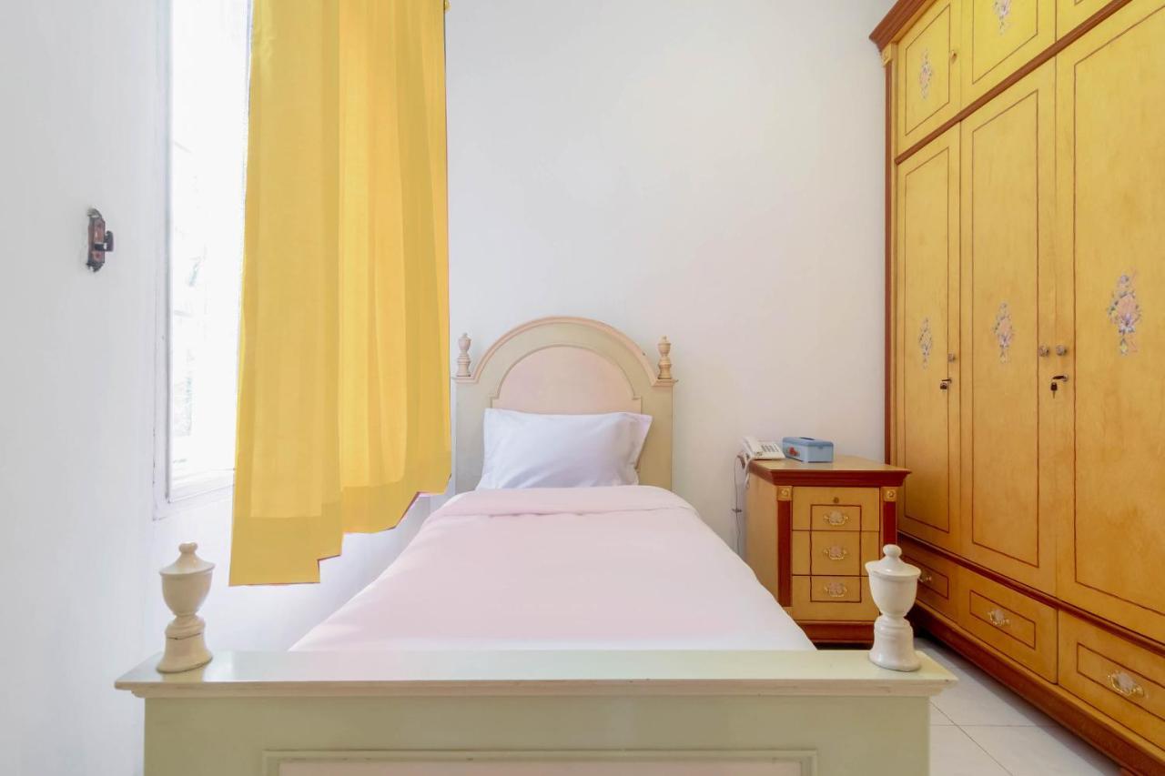 Oyo Living 2843 Raz House Syariah Hotel Medan Luaran gambar