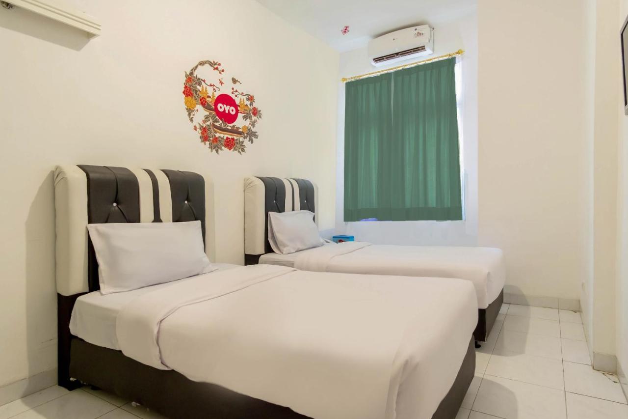 Oyo Living 2843 Raz House Syariah Hotel Medan Luaran gambar