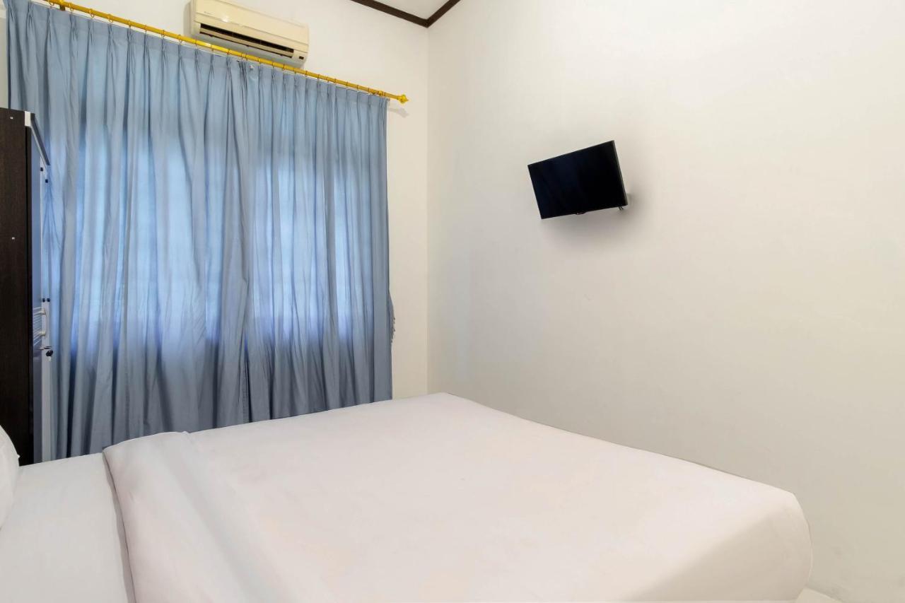 Oyo Living 2843 Raz House Syariah Hotel Medan Luaran gambar