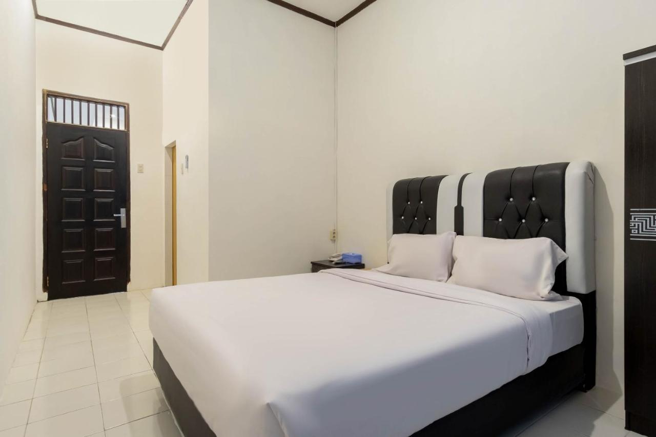 Oyo Living 2843 Raz House Syariah Hotel Medan Luaran gambar