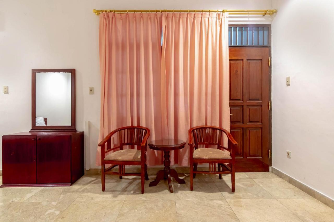 Oyo Living 2843 Raz House Syariah Hotel Medan Luaran gambar
