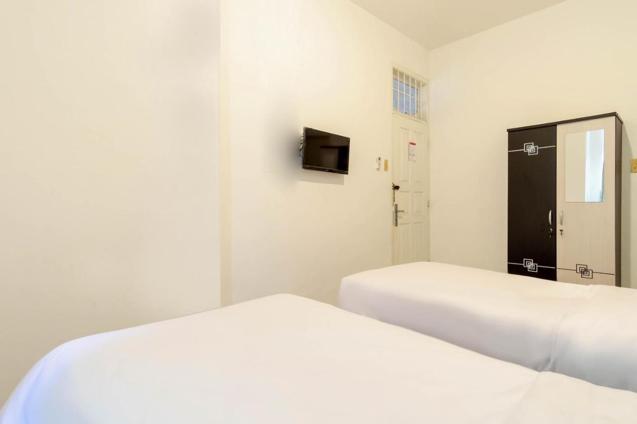 Oyo Living 2843 Raz House Syariah Hotel Medan Luaran gambar