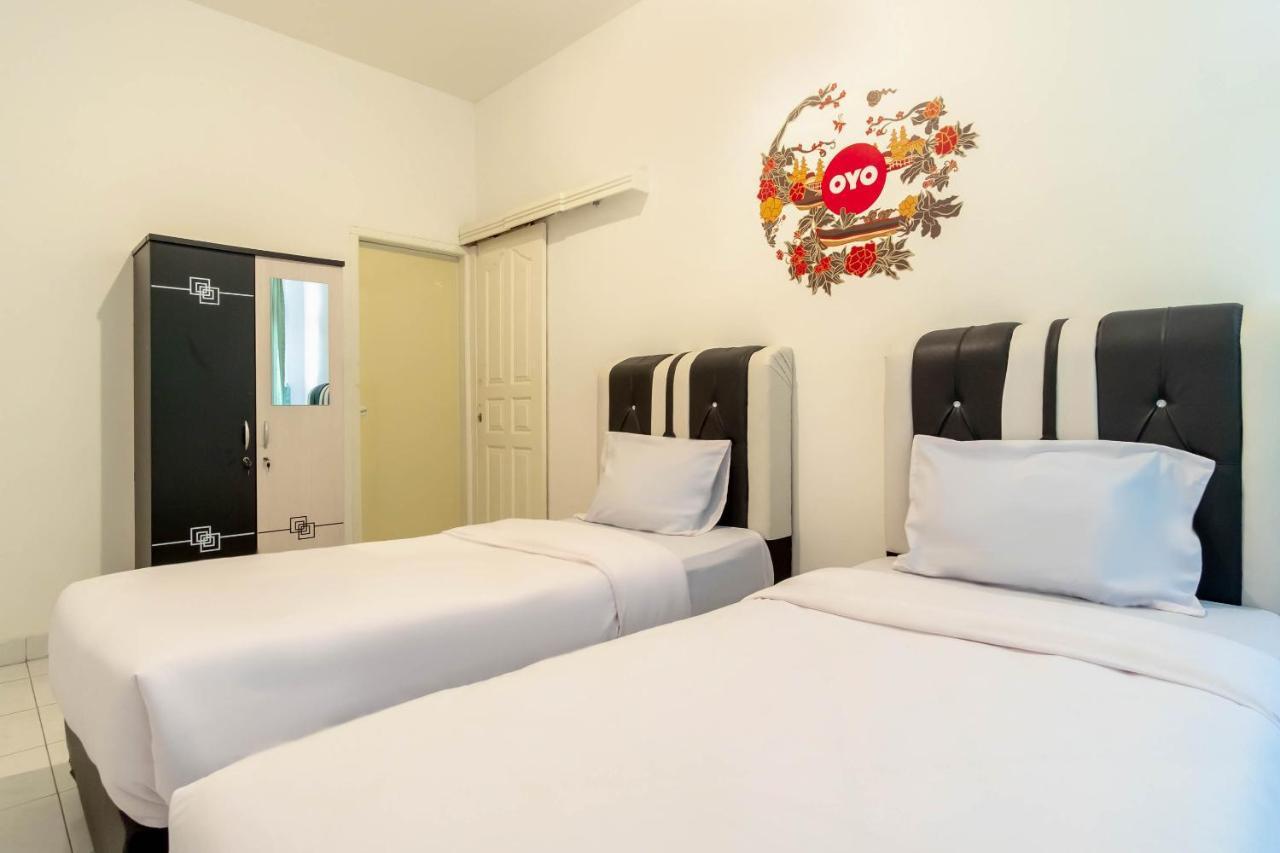 Oyo Living 2843 Raz House Syariah Hotel Medan Luaran gambar